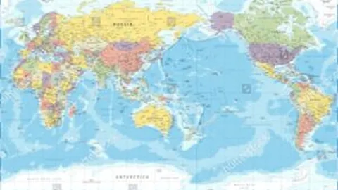 国足迎战澳洲：公布首发阵容，球迷潮涌观赛现场